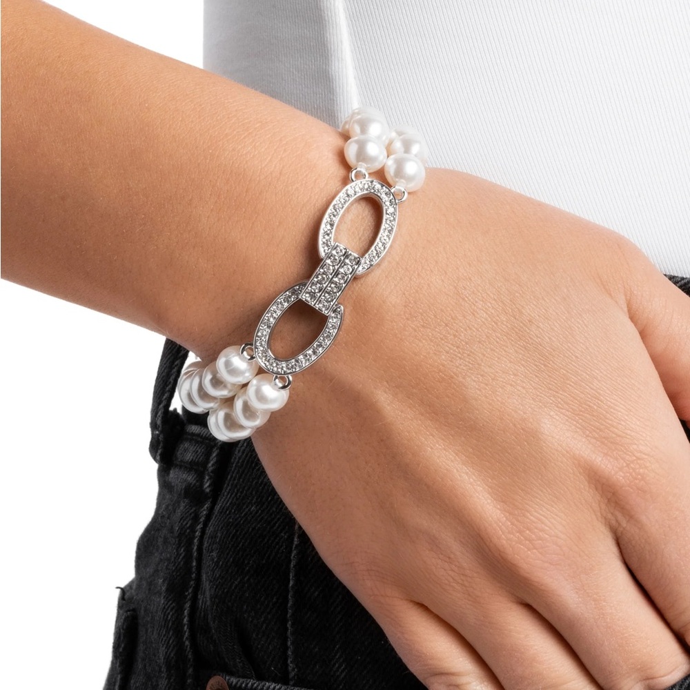 Elegant White Pearl Bracelet with Silver Accents - Picture 2 of 2